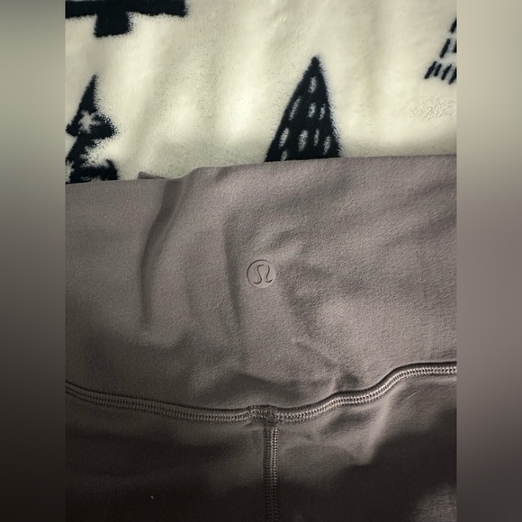 Lululemon reveal leggings size 8 - Picture 5 of 6